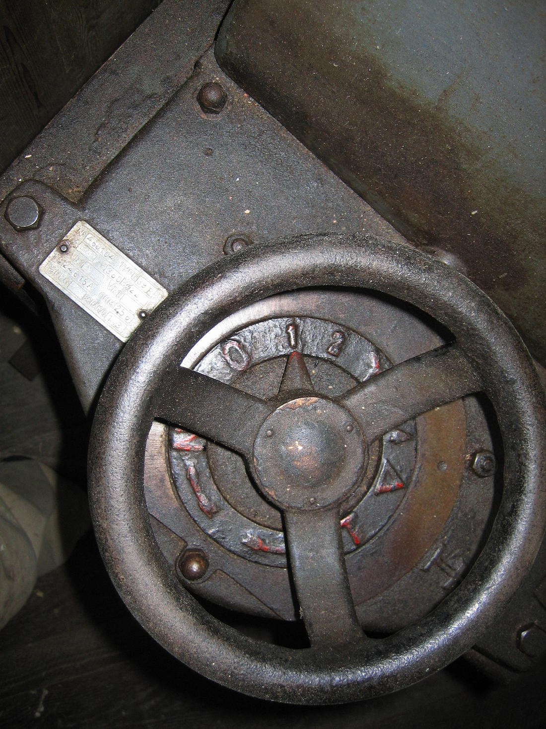 5, Motor 317811, E.M.F. Dordt, Jan de Witte (30-05-2006)Het schakelwiel van de aanzetweerstand.Linksonder staat een pijl wijzend naar aanduiding _IN_ Vervolgens de schakelstanden _0_ - _1_ - _2_ - _ster_ - _4_ - _driehoek_ Na driehoek staat _UIT_. | Database Nederlandse molens