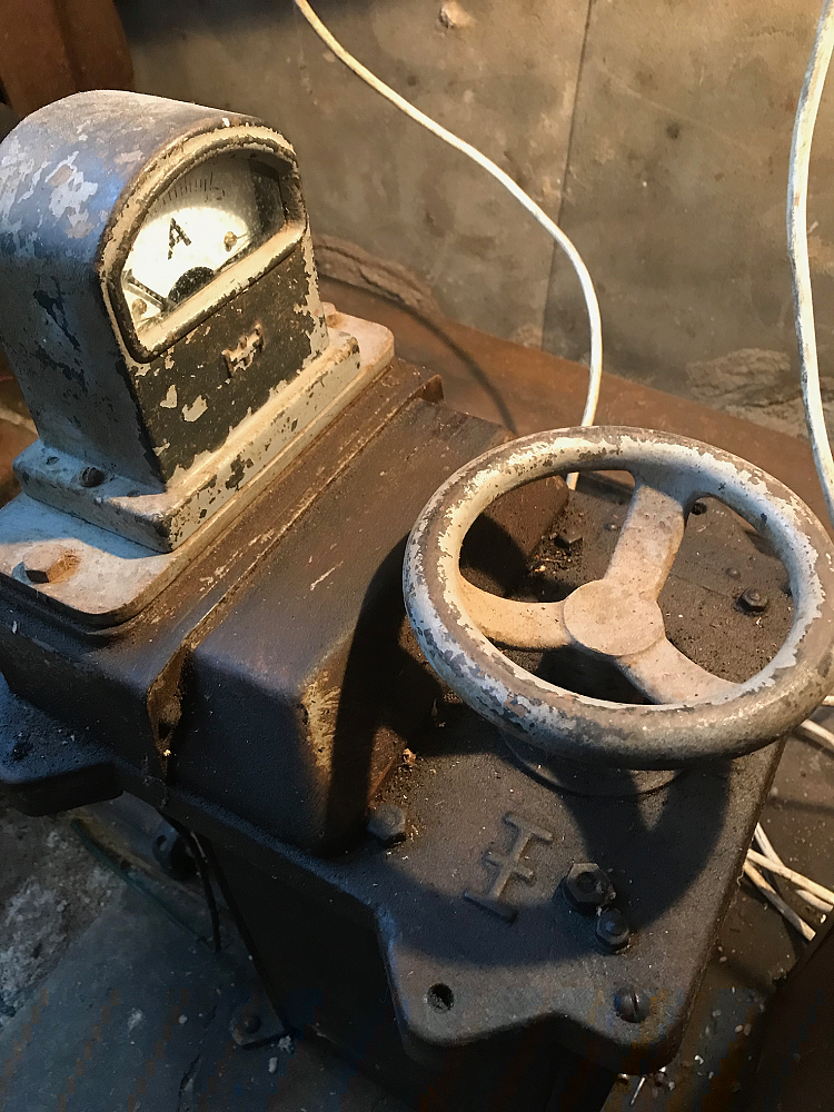 1, Motor 281837, E.M.F. Dordt, Jasper Boonman (09-12-2018)
De aanzetweerstand. | Database Nederlandse molens