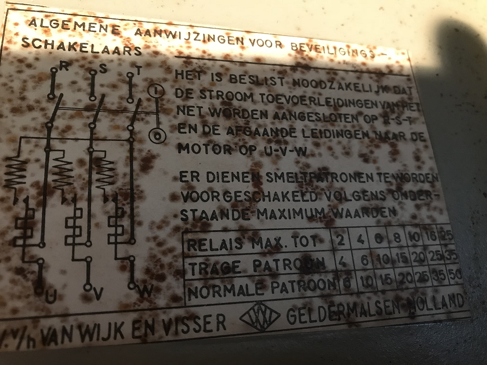 4, Motor 281837, E.M.F. Dordt, Jasper Boonman (09-12-2018)
Dit lijkt een ingewikkeld plaatje, maar het is een tekening hoe een beveiligingsrelais moet worden aangesloten. Dit relais beveiligd de motor tegen overbelasten door de molenaar. | Database Nederlandse molens