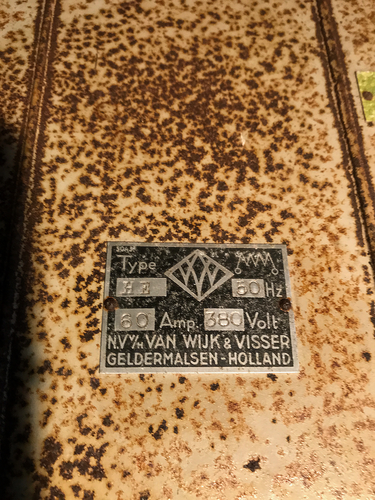 7, Motor 281837, E.M.F. Dordt, Jasper Boonman (09-12-2018)
Een kastje met daarin iets van een weerstand, aan de afbeelding te zien. In elkaar gezet in de fabriek van 'Van Wijk en Visser', in Geldermalsen bekend onder de naam De 'Bollekesfabriek'. | Database Nederlandse molens