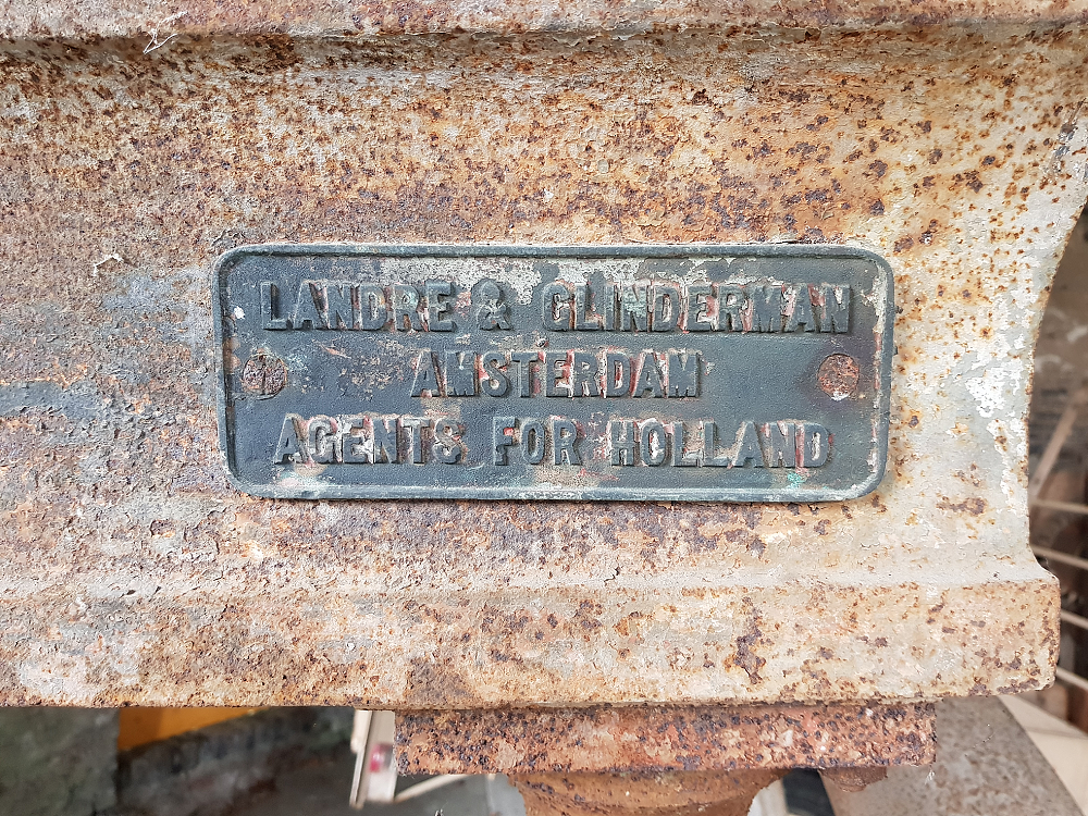 2, Motor ?, Marshall, Sons & Co., Pieter Zuijkerbuijk (23-03-2019)Dit Amsterdams bedrijf was de compagnon van de Engelse fabrikant. De vennootschap Landre &amp; Glinderman werd op 30 december 1862 opgericht voor een periode van vijf jaar, tot het drijven van commissiehandel in ijzerwerken, gereedschappen, stoom- en andere werktuigen en alles wat verder tot bovenstaande artikelen in betrekking staat, benevens tot het vertegenwoordigen van binnen- en buitenlandse fabrieken. | Database Nederlandse molens