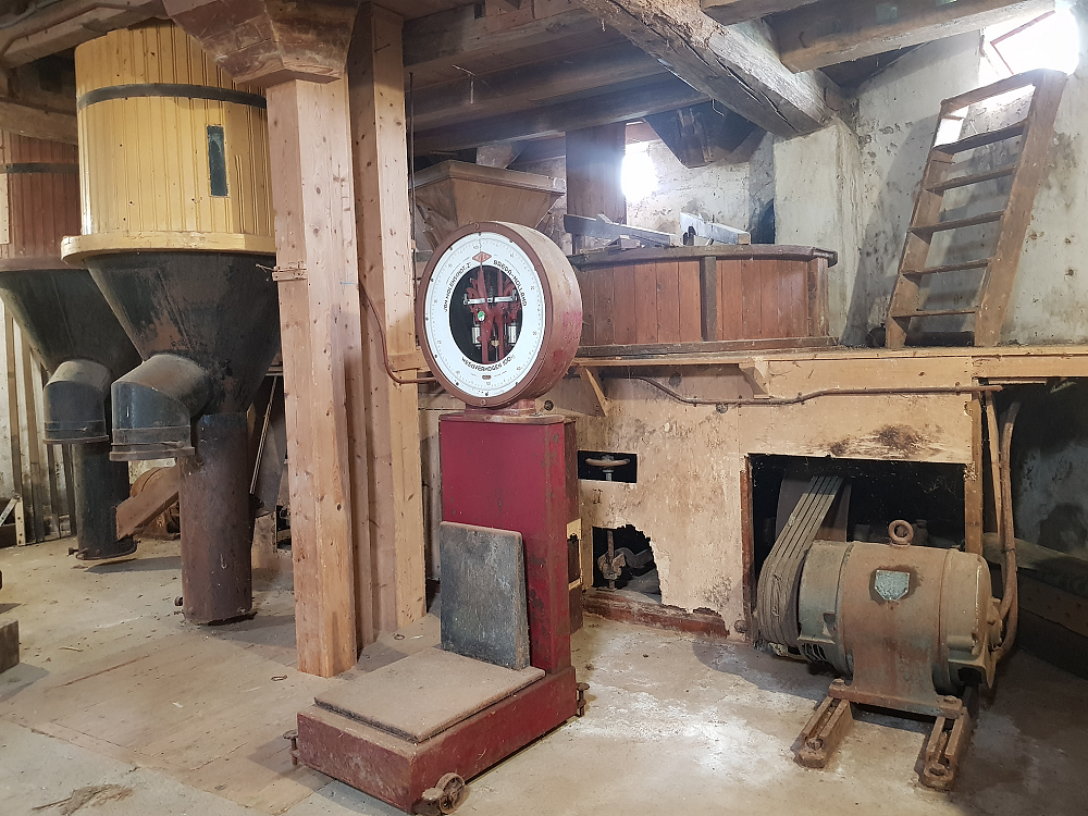 Motor 015774, Heemaf, Pieter Zuijkerbuijk (6-4-2019)Opstelling van de elektrisch aangedreven maalstoelen, mengketels en elevator in de invaart | Database Nederlandse molens