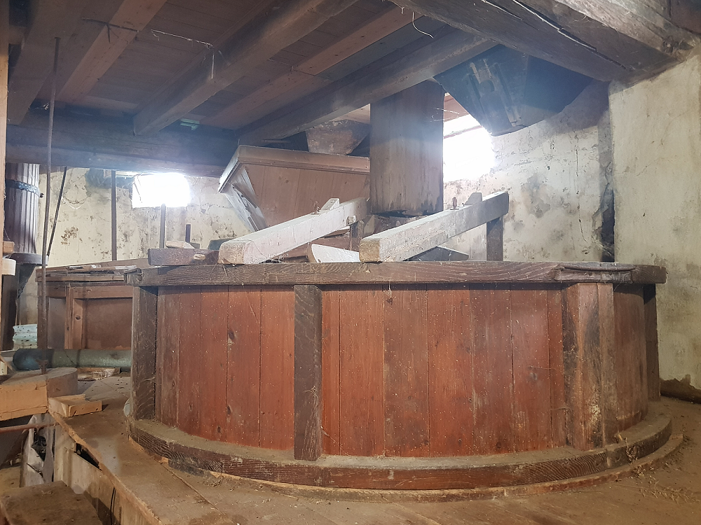 2, Motor 015774, Heemaf, Pieter Zuijkerbuijk (6-4-2019)Een koppel 17der blauwe en koppel 17der kunssteen | Database Nederlandse molens