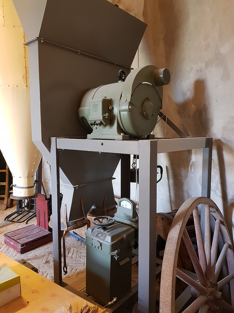 3, Motor 539717, Heemaf, Pieter Zuijkerbuijk (12-4-2019)30 PK Heemaf elektromotor &amp; aanzetweerstand. | Database Nederlandse molens