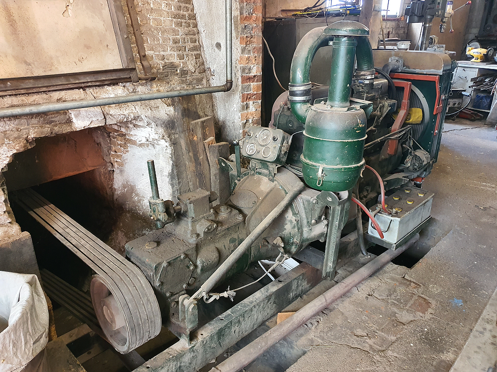 Motor ?, Volvo motoren, Pieter Zuijkerbuijk (9-11-2019)Volvo dieselmotor met 5 riemen op de poelie | Database Nederlandse molens