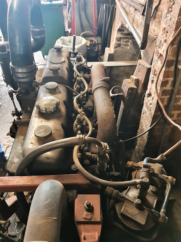 2, Motor ?, Volvo motoren, Pieter Zuijkerbuijk (9-11-2019)Bovenaanzicht op in- en uitlaat spruitstukken | Database Nederlandse molens
