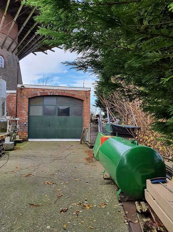 8, Motor ?, Volvo motoren, Pieter Zuijkerbuijk (9-11-2019)De ingang van de schuur/werkplaats aan de voorzijde, rechts zie je de ontkoppelde dieseltank | Database Nederlandse molens