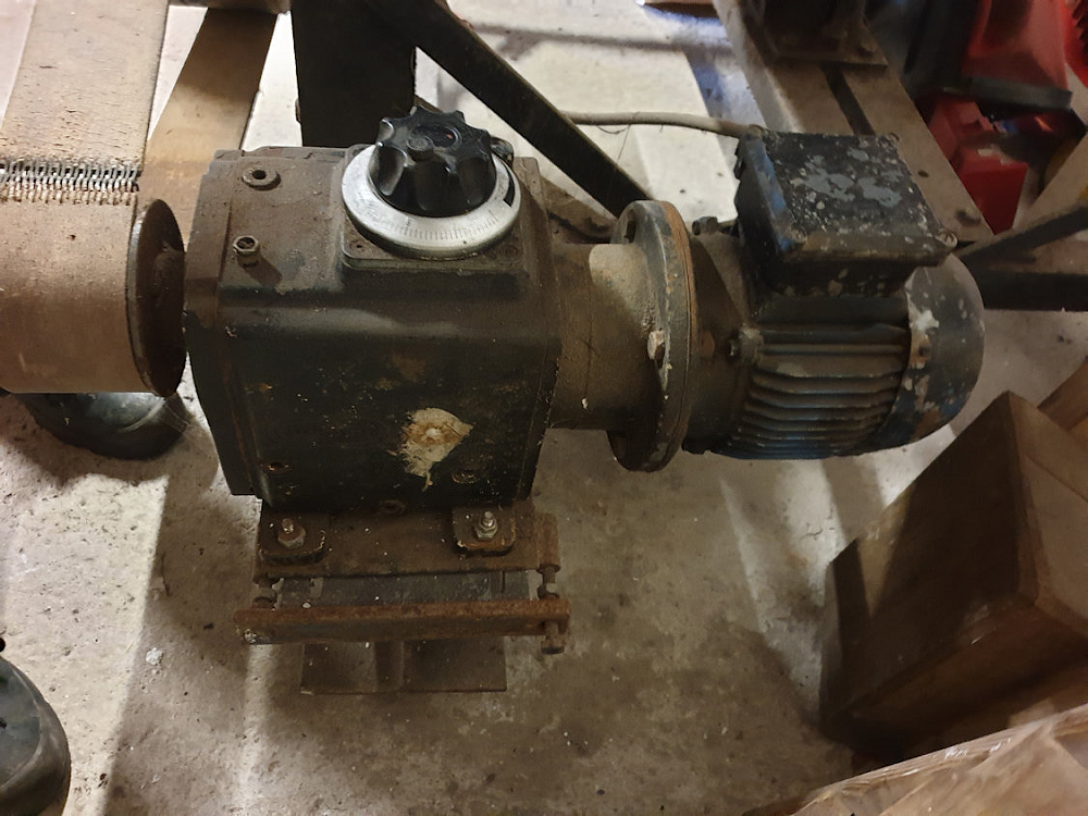 Motor 19801329/253, P.I.V. Antrieb, Peter van Rongen (12-12-2019)
In molen De Volksvriend te Liessel staat in de invaart een boeren maalmolen van het merk Record. Dit maalstoeltje wordt aangedreven door een elektromotor van het merk P.I.V. 
 | Database Nederlandse molens