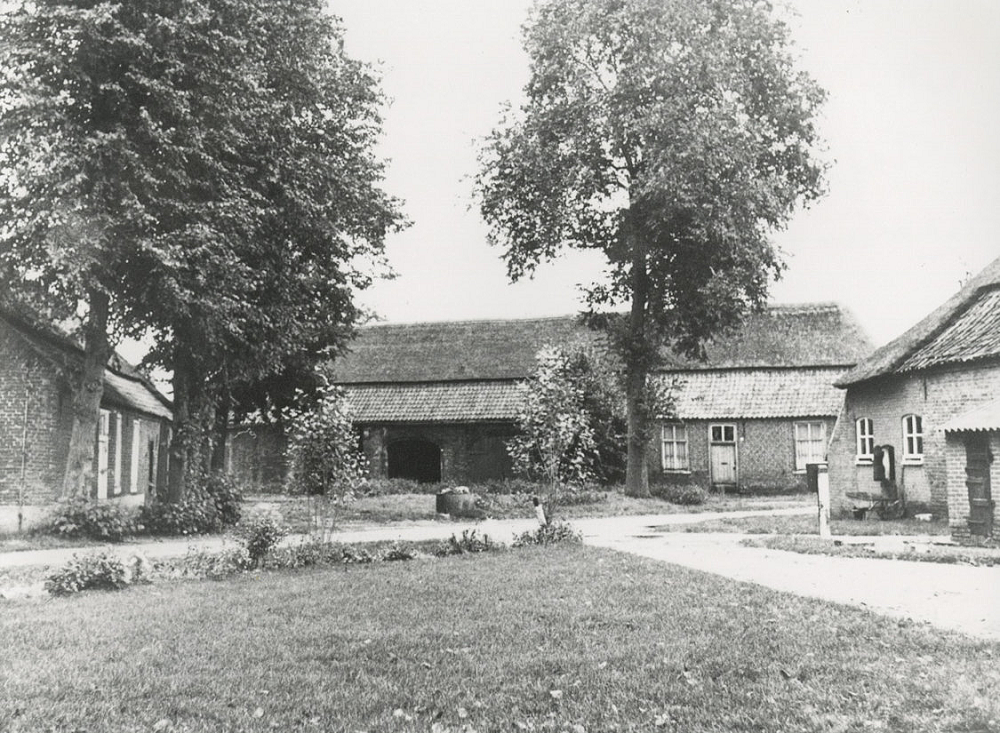 1, Motor 19801329/253, P.I.V. Antrieb, fotograaf onbekend (datum niet bekend)
Op 15 november 1927 heeft de Machinefabriek J.J. van der Putten een Record maalmolen geleverd aan de Heer J. Martens wonende in het gehucht Achterbosch, behorende bij de gemeente Asten. | Database Nederlandse molens