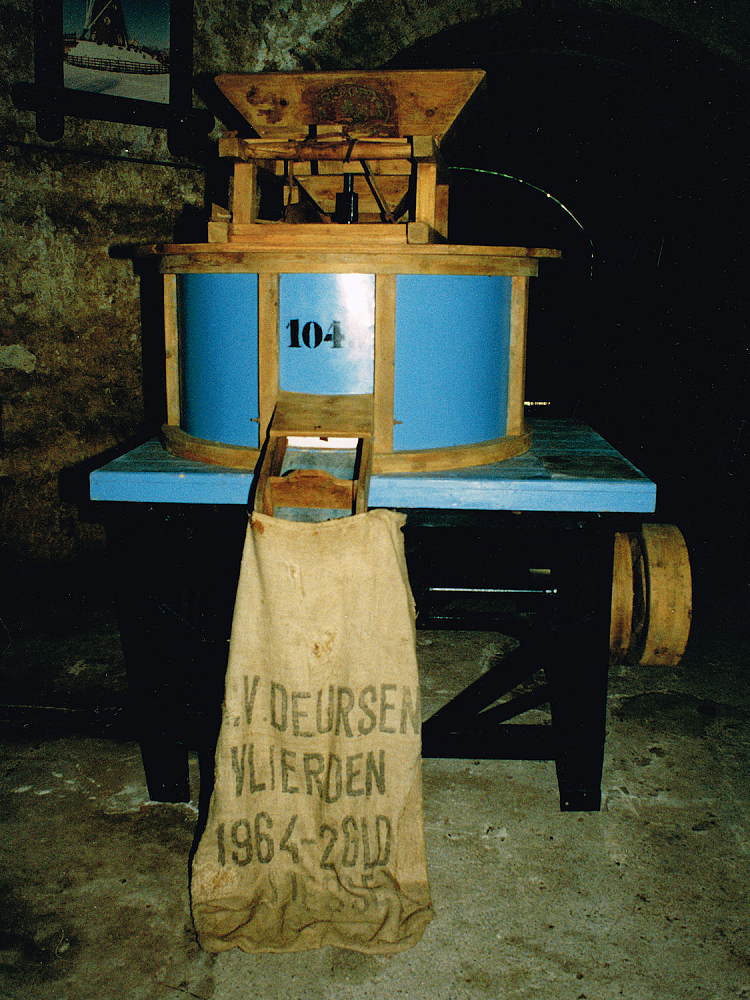 4, Motor 19801329/253, P.I.V. Antrieb, Peter van Rongen (12-12-2019)
Boeren maalmolens waren in het begin van deze eeuw zeer populair. Waar men echter geen rekening mee had gehouden was dat de stenen onderhevig waren aan slijtage. AgrariÃ«rs waren niet bedreven in het weer scherpen van de stenen. Hiervoor moesten ze terugvallen op de specialisten, de molenaars. Molenaars zagen deze boeren maalmolens als concurrent en weigerden vaak de stenen te scherpen. Hierdoor raakten deze molentjes in onbruik. Zo ook deze molen.
 | Database Nederlandse molens