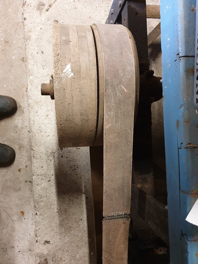 5, Motor 19801329/253, P.I.V. Antrieb, Peter van Rongen (12-12-2019)
Origineel: twee houten wielen met vrijloop, leren band naar bv tractor. Modificatie: twee houten wielen met vrijloop, leren band via poelie naar de motor.
 | Database Nederlandse molens