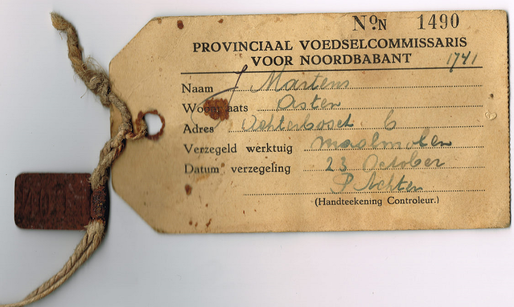 9, Motor 19801329/253, P.I.V. Antrieb, Peter van Rongen (12-12-2019)
Met deze label werd de maalmolen verzegeld door de voedselcommissaris.
 | Database Nederlandse molens