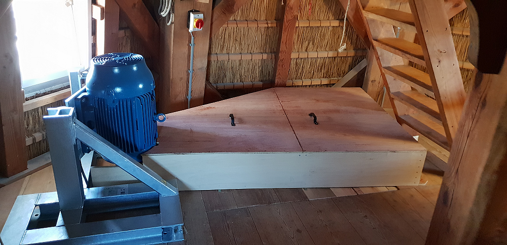1, Motor 1041308721, M.E.S., Chris Smit (20-03-2018)Elektrische aandrijving van het Zuidkoppel met beveiligende afscherming.
 | Database Nederlandse molens