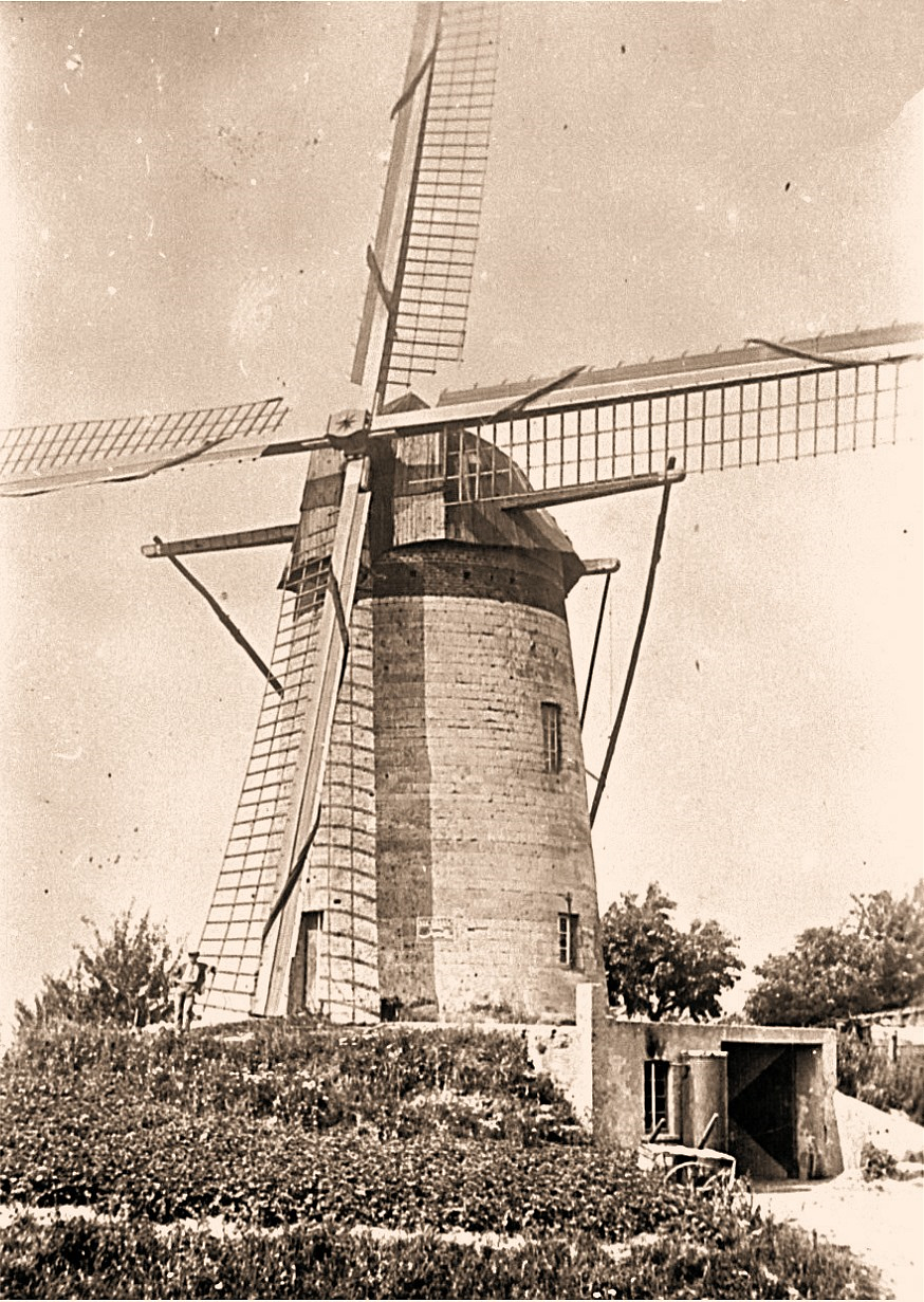 Motor ?, onbekend, fotograaf: onbekend
jaartal: ca 1923
De molen met het koelwatervat van de motor naast de inrijpoort. Aangezien de molen er in conditie zeer goed uit ziet kan aangenomen worden dat deze foto zeer kort na de herbouw is gemaakt! | Database Nederlandse molens