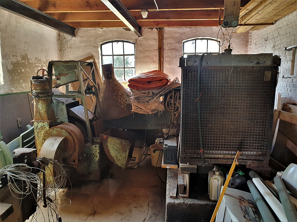 1, Motor ?, D.A.F., Pieter Zuijkerbuijk (27-05-2020)Links staat de hamermolen | Database Nederlandse molens