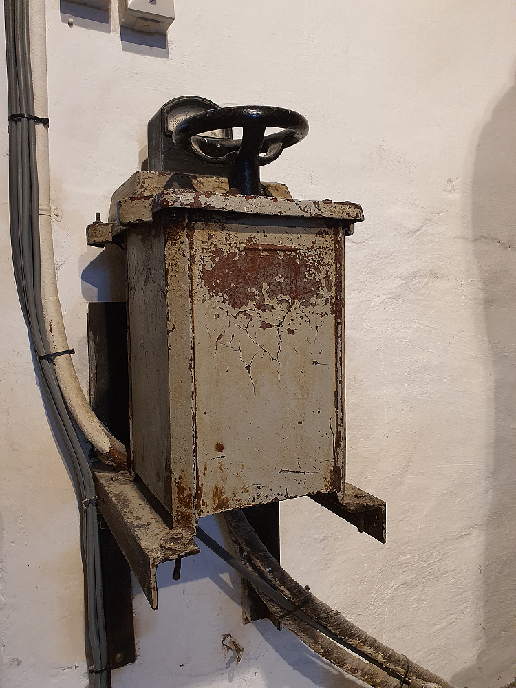 5, Motor ?, ACEC, Pieter Zuijkerbuijk (27-12-2019) | Database Nederlandse molens