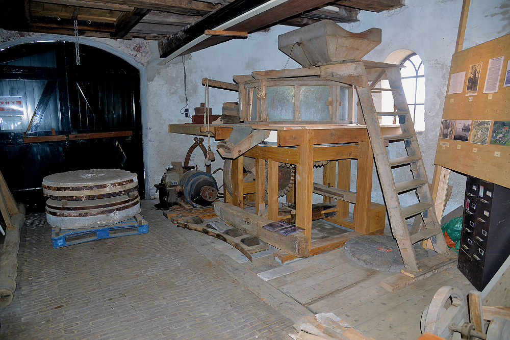Motor 55721, E.M.F. Dordt, Jan Bakker (07-08-2021)Dit is een maalstoel uit 1826 die in molen De Hoop / Molen Kuiper in Blijham heeft gestaan tot maart 2014. Op 27 juli 2021 in de Walderveense molen geplaatst. De maalstoel heeft veertiender maalstenen. | Database Nederlandse molens