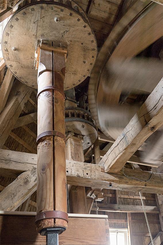 15, Molen 02729 De Bente (Dalen), Marcel van Nies (30-9-2020)Er is bijzonder weinig ruimte om de steenspillen uit het werk te zetten. | Database Nederlandse molens