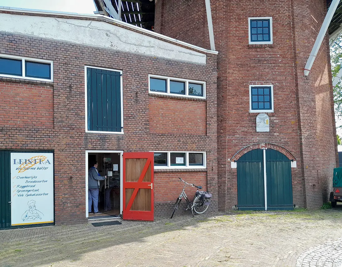 5, Molen 00479 De Leeuw (Oldehove), Martin E. van Doornik (26-5-2023)&nbsp;Er is in het naastgelegen pakhuis nu een meel- en bakkerswinkel gevestigd. | Database Nederlandse molens